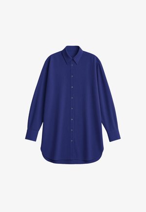 Hosszú ujjú, gombos ing mély kék egyszínű anyagból, hegyes gallérral és lekerekített szegéllyel, laposan elhelyezve fehér háttéren.
