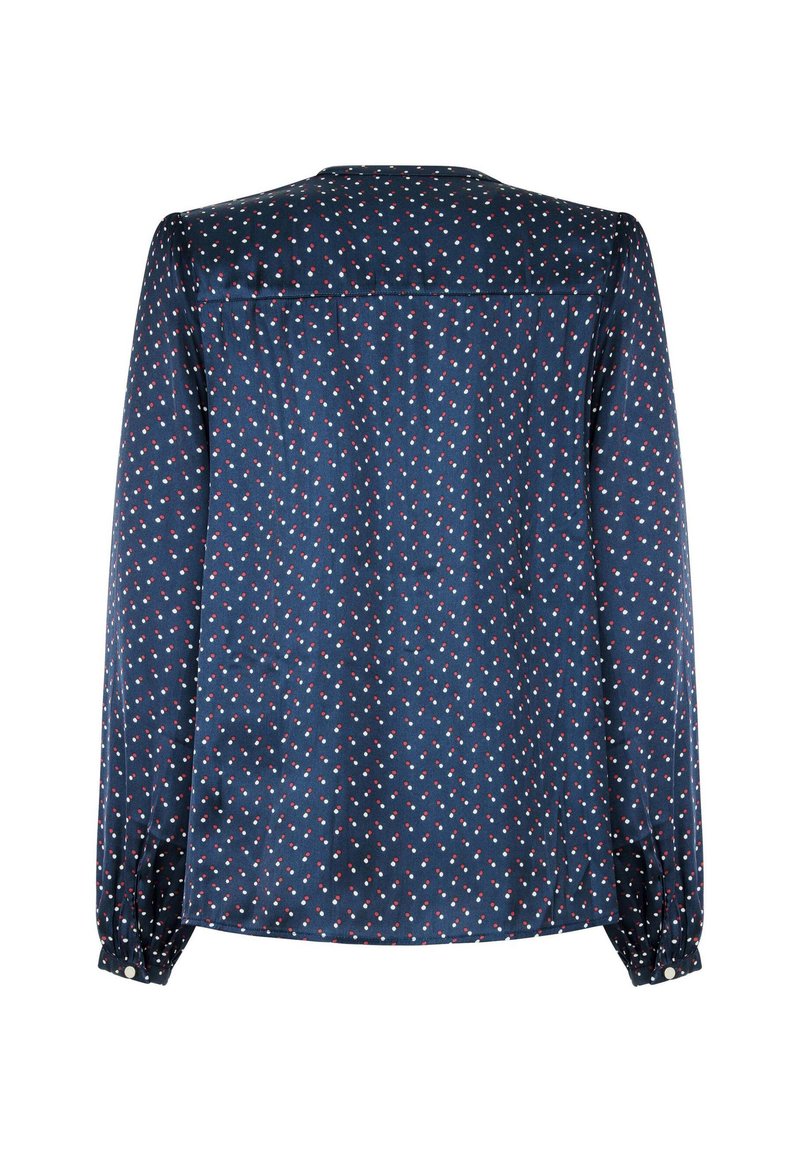Camisa de manga larga azul marino en una tela ligera, con un pequeño patrón de puntos rojos y blancos, puños abotonados y un yugo en la parte posterior.