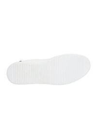 Witte sneakerzool met horizontale groeven en een glad oppervlak. Het materiaal lijkt op rubber, met een subtiele afdruk van een logo.