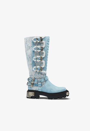 Wysoki jasnoniebieski but ze zdobieniem z białej koronki, czterema bocznymi klamrami, dwoma paskami wokół kostki, pikowanym panelem i masywną czarną podeszwą z srebrnymi akcentami.