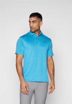 Svetlomodrá polo košeľa vyrobená z textúrovaného materiálu s farebne zladeným golierom. Na ľavej hrudi sa nachádza malé čierne logo Under Armour.