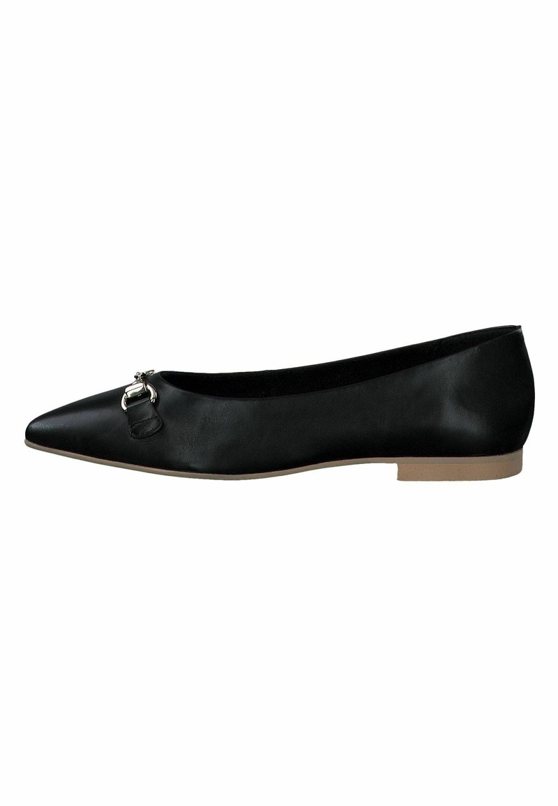 Chaussure plate noire à bout pointu avec détail de boucle argentée et semelle beige.
