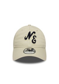 Beige justerbar baseballcaps med sorte teksturerte "N E" broderte bokstaver foran og et New Era 9TWENTY klistremerke på skyggen.