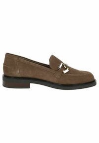 Pruun nubukist loafer lame musta tallaga, millel on metallist pannal. Lihtne ja elegantne disain ümarate varvastega.