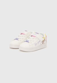 Weiße Sneakers mit Klettverschlüssen, Cartoon-Figuren-Design an den Seiten, lila und pinke Akzente, Gummisohle, glatte Textur.