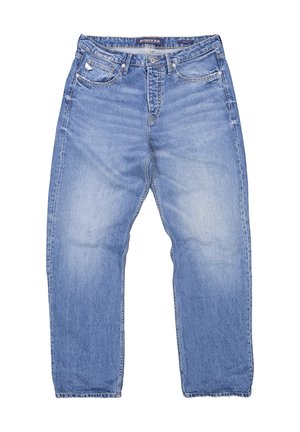 Hellblaue Jeans mit geradem Bein, vorderem Knopf, Reißverschluss, Gürtelschlaufen und Fünf-Taschen-Stil, flach auf weißem Hintergrund liegend.