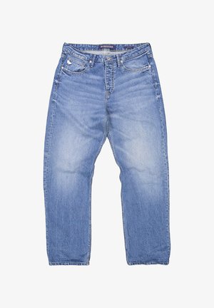 Hellblaue Jeans mit geradem Bein, vorderem Knopf, Reißverschluss, Gürtelschlaufen und Fünf-Taschen-Stil, flach auf weißem Hintergrund liegend.