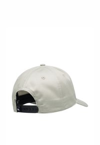 Gorra beige hecha de tela de algodón, con un visor curvado, diseño de seis paneles y un cierre ajustable de tipo snapback negro.