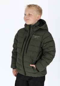 Giacca verde imbottita con cappuccio, dotata di tasche con zip e accenti neri. Realizzata in tessuto testurizzato con un motivo cucito.
