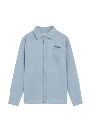 Camisa de mezclilla azul claro de manga larga con botones y un bolsillo en el pecho, con "Scalpers" bordado encima del bolsillo.