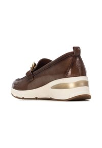 Zapatilla de cuero marrón con tacón elevado, acento dorado en el lateral y un acabado texturizado. Presenta una punta redondeada y un diseño sin cordones.