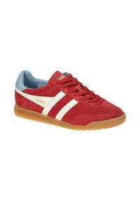 Zapatilla de ante roja con dos franjas laterales blancas, forro interior azul y suela de goma. Logo de Gola exhibido en la lengüeta.