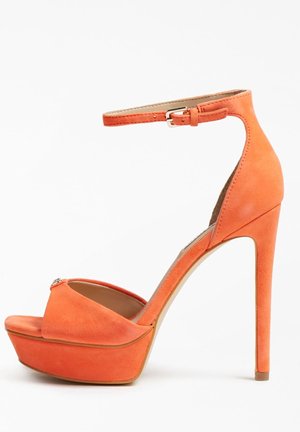 Oranje suède hoge hak sandaal met een enkelbandje, open teen ontwerp en een platformzool voor extra hoogte. Glad textuur en minimale accenten.