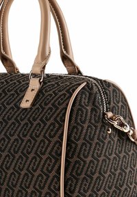 Borsa marrone con motivo decorativo, dettagli in pelle beige, doppi manici superiori e chiusura con cerniera impreziosita da ferrature decorative.