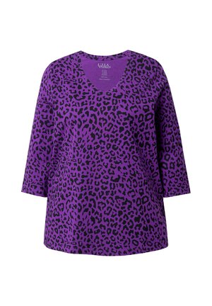 Lila V-Ausschnitt-T-Shirt mit einem schwarzen Leopardenmuster. Lange Ärmel und ein lässiger Schnitt mit einer glatten, baumwollähnlichen Textur.