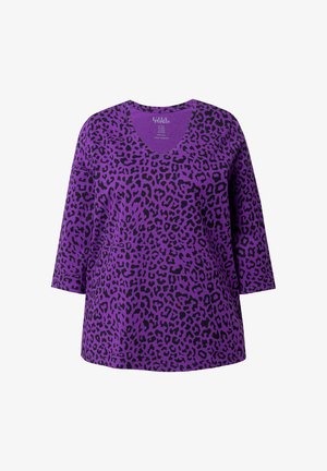 Paarse V-hals T-shirt met een zwart luipaardprintpatroon. Lange mouwen en een relaxte pasvorm met een gladde, katoenachtige textuur.