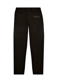 Czarne dresy z matowym wykończeniem, elastyczną talią, dwiema tylnymi kieszeniami oraz białym logo z prawej strony z tyłu.