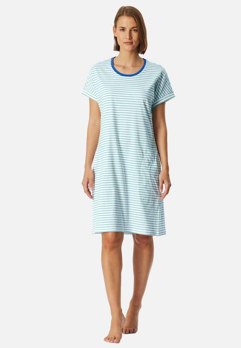 Nightdress a righe a maniche corte in azzurro chiaro e bianco, con scollatura rotonda rifinita in blu e due tasche laterali. Silhouette casual.