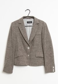 Světlý houndstooth blazer vyrobený z texturované tkaniny. Má slim fit, klopové límce, dva knoflíky a akcenty v podobě tří knoflíků na rukávech.