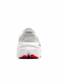 Zapatilla deportiva con parte superior de malla blanca, acentos grises, suela acolchada con detalles rojos y un diseño de talón prominente.