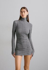 Norma Kamali LONG SLEEVE TURTLENECK PICKLEBALL DRESS - Vestido de malha - black