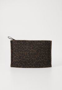 Rektangulær fuzzy pose med brunt og sort leopardprint og en sort lynlås med en løkke på en hvid baggrund.