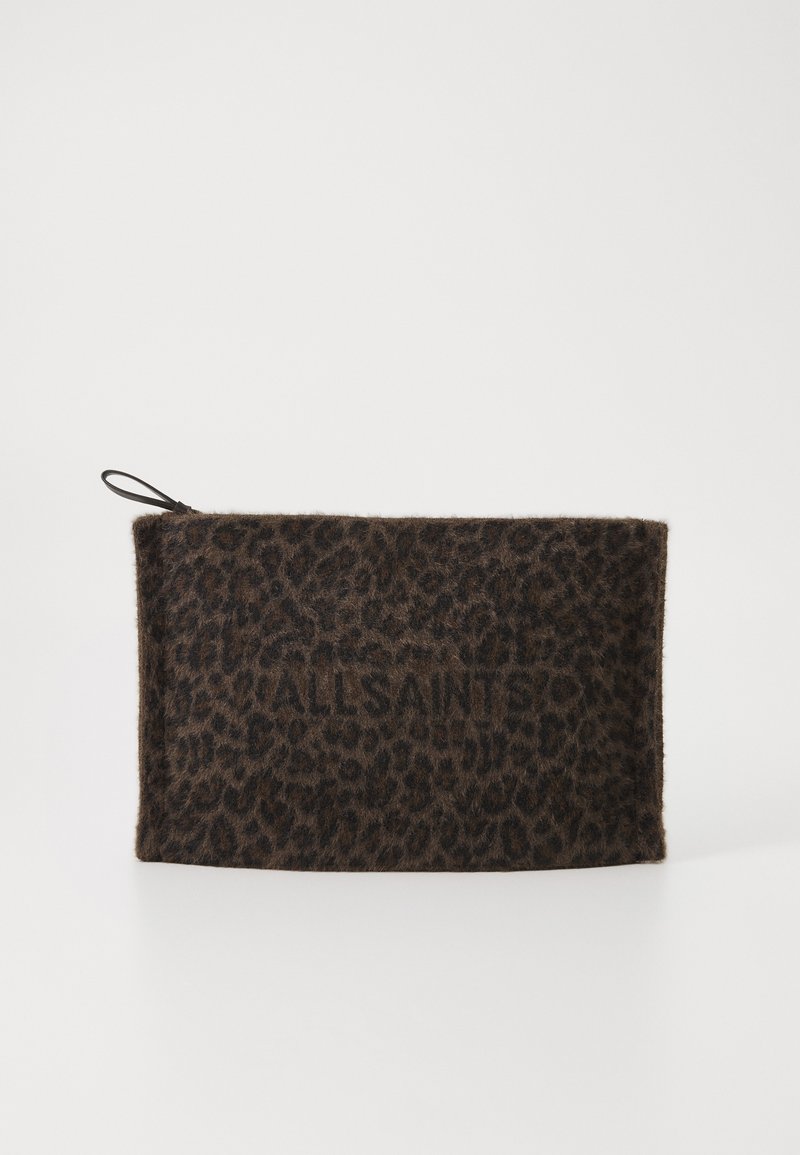 Rektangulær fuzzy pose med brunt og sort leopardprint og en sort lynlås med en løkke på en hvid baggrund.