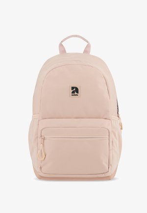Różowy plecak z tkaniny o zaokrąglonym kształcie, z uchwytem na górze, kieszenią z przodu i naszywką z logo. Posiada gładką teksturę oraz zamknięcia na zamek.