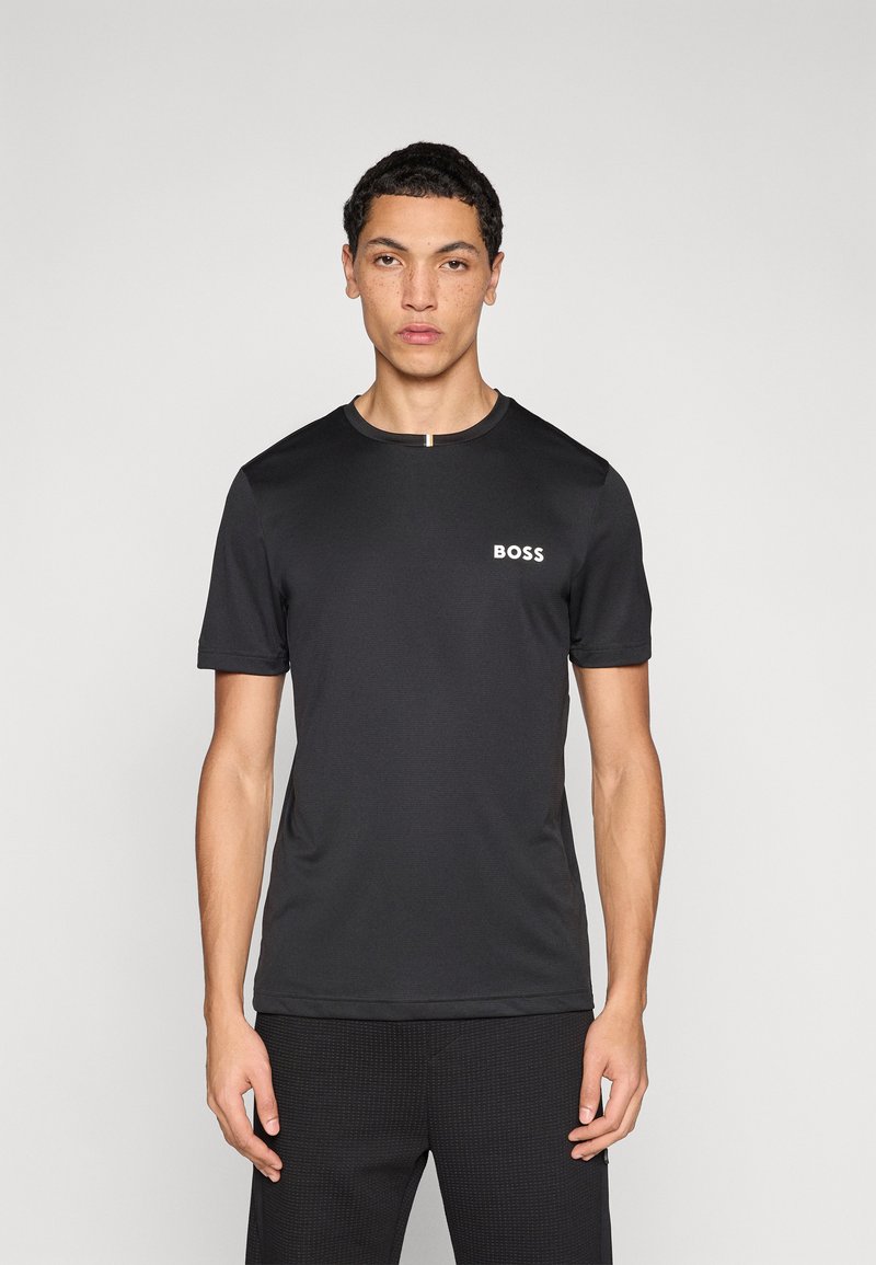 Melnā īsroku T-krekls ar apaļu izgriezumu un mazu baltu "BOSS" logotipu kreisajā krūšu daļā. Gluda, viegla auduma materiāls.