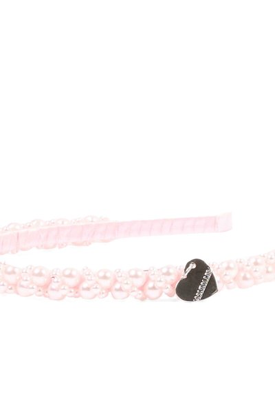 Bandeau perlé rose orné d'un petit pendentif en forme de cœur noir avec un détail de chaîne argentée.