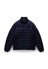 Giacca puffer blu navy con cuciture a zig-zag, colletto alto e due tasche anteriori con zip. Presenta un patch del logo sulla manica sinistra.