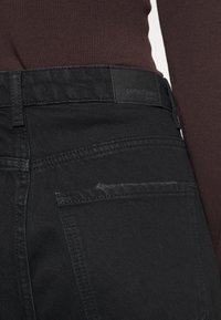 Gina Tricot Petite DAGNY MOM - Calças de ganga de perna direita - black