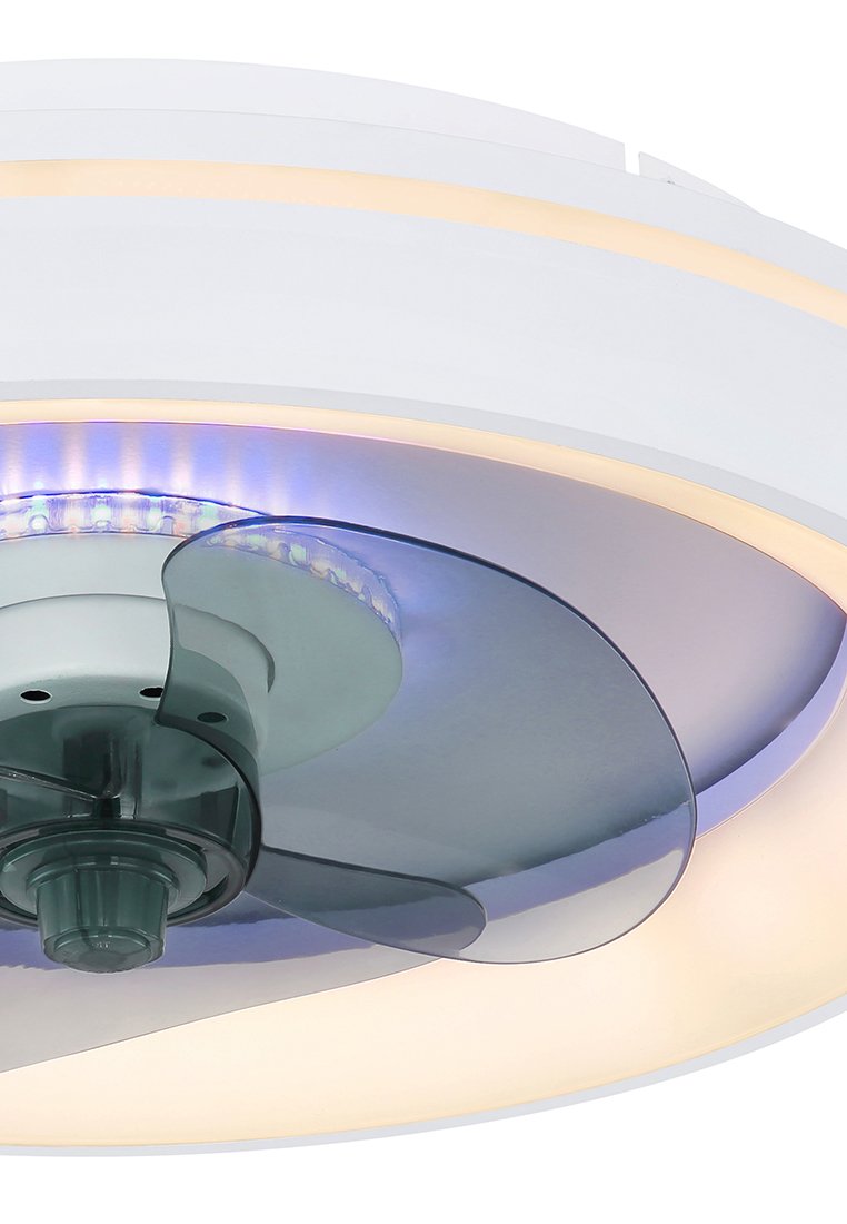 Stropní ventilátor s bílým kruhovým tělem, průhlednými listy a integrovanými LED světly kolem obvodu. Hladký a moderní design.