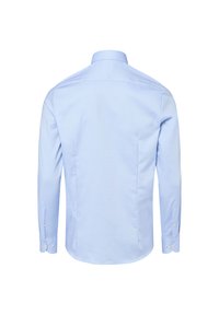 Camicia a maniche lunghe celeste chiaro con colletto classico, polsini con bottoni e un tessuto liscio e strutturato. Presenta una vestibilità tailored e un yoke posteriore.