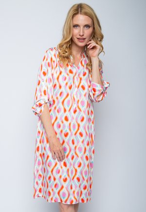 Langes, locker sitzendes Kleid aus einem leichtgewichtigen Stoff. Es hat ein abstraktes Muster mit orangefarbenen, rosa und mintgrünen Formen auf einem weißen Hintergrund.