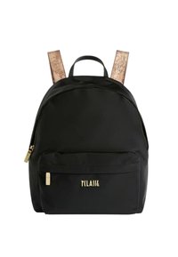 Czarna nylonowa plecak z korkowymi paskami, zaokrąglony kształt, przednia kieszeń na zamek błyskawiczny i złote logo. Teksturowane akcenty na paskach dodają szczegółów.