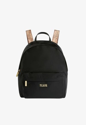 Zaino in nylon nero con spallacci in sughero, forma arrotondata, tasca frontale con zip e logo dorato. Gli accenti testurizzati sugli spallacci aggiungono dettaglio.