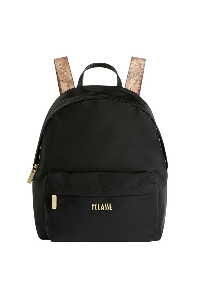Czarna nylonowa plecak z korkowymi paskami, zaokrąglony kształt, przednia kieszeń na zamek błyskawiczny i złote logo. Teksturowane akcenty na paskach dodają szczegółów.