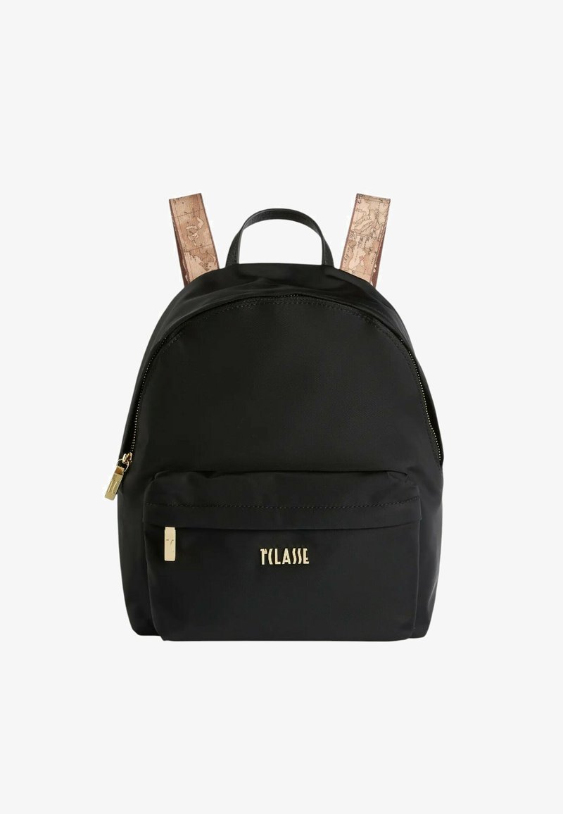Czarna nylonowa plecak z korkowymi paskami, zaokrąglony kształt, przednia kieszeń na zamek błyskawiczny i złote logo. Teksturowane akcenty na paskach dodają szczegółów.