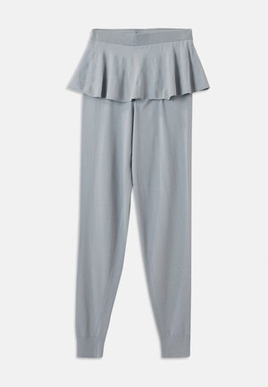 Γκρι ανοιχτό κολάν με φαρδιά, βολάν μέση και εφαρμοστά πόδια, κατασκευασμένα από απαλό ύφασμα. Διαθέτουν ελαστική μέση για άνεση.