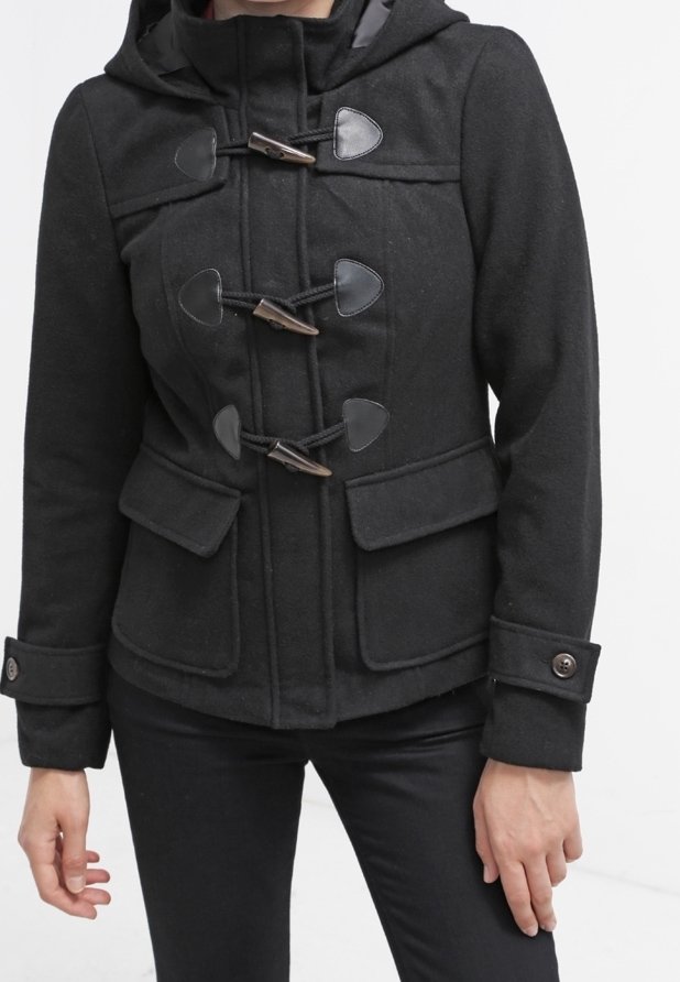 Manteau duffle en laine noire avec capuche, accents en cuir, fermetures à bascule, et poches avant. Tissu texturé et coupe ajustée.