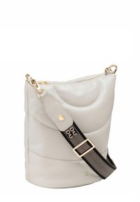 Borsa a secchiello in pelle grigia chiara con design trapuntato, hardware dorato e una tracolla regolabile nera e beige con motivo logo.