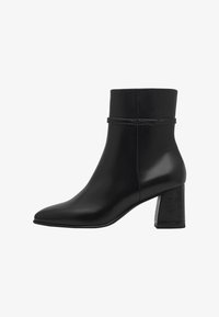 Valitud, black comb
