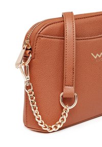 Hnědá texturovaná syntetická kožená crossbody taška se zlatým řetízkovým popruhem a zipovým uzavíráním. Na přední straně má vyražené logo.