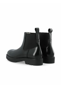 Svarta läder Chelsea-boots med elastiska sidopaneler, dragremmar och rejäla gummisulor. Har en slät yta och en elegant design.