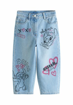 Világoskék farmernadrág, melyet Stitch karakter vázlatai, rózsaszín szívek, az „Ohana jelent családot”, „XOXO” és „Stitch” feliratok díszítenek.