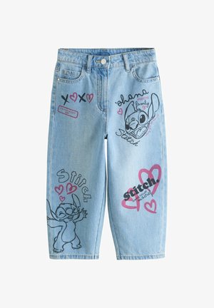 Pantalones vaqueros azul claro decorados con bocetos del personaje Stitch, corazones rosas, el texto "Ohana significa familia", "XOXO" y "Stitch".