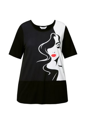 Sort og hvid t-shirt med en stiliseret illustration af et kvindeligt ansigt med røde læber, lavet af blødt stof, med en løs pasform og korte ærmer.