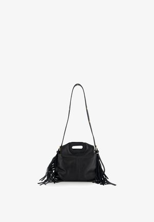 Sort læderhåndtaske med en lang skulderrem, topudskåret håndtag og frynse detaljer på begge sider mod en hvid baggrund.