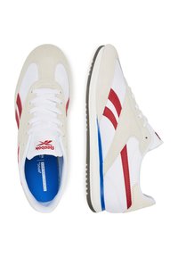 Białe sneakersy z czerwonymi paskami, wykonane ze skóry i zamszu. Posiadają niebieski akcent na podeszwie oraz teksturowaną gumową podeszwę.